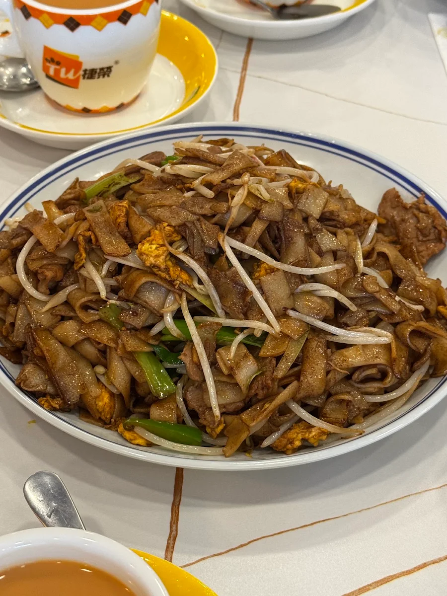 Pan Fried Rice Noodle with Beef 干炒牛河
